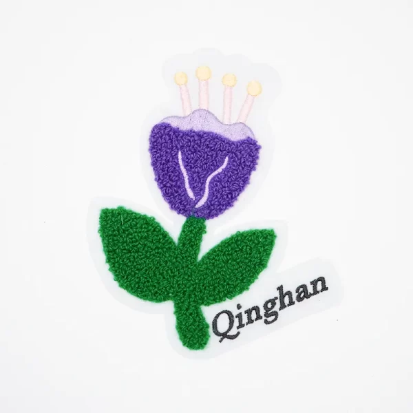 花卉毛巾绣刺绣章 - 蓝色花朵和绿色叶子